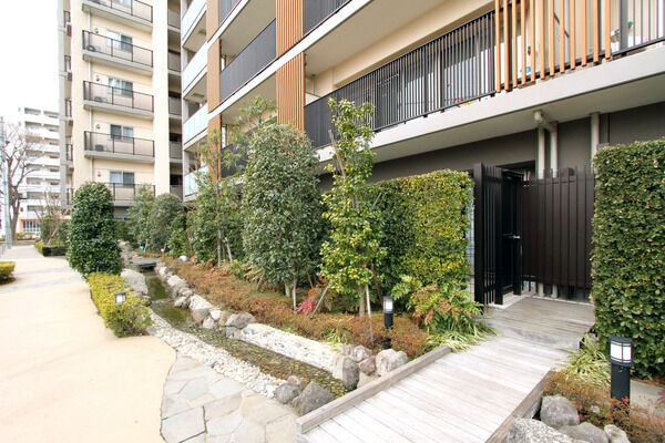 人々の心を潤す、憩いのスペース。ふれあいの小川。 人々の心を潤す、憩いのスペース。ふれあいの小川。