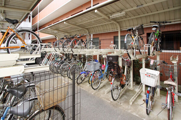 ラック式自転車置き場は、合計80台収容可能です。