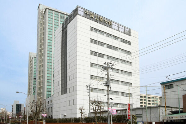 JR総武本線「津田沼」駅近くの「千葉工業大学」は約900m（徒歩11分）。