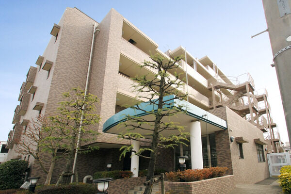 【津田沼パークホームズ弐番館】外壁と床面との、色調バランスがよく、落ち着いた雰囲気を演出している。