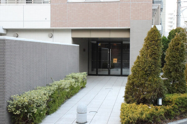 艶やかさ、優しさが共演するアプローチは、寛ぎの住まいへと導きます。