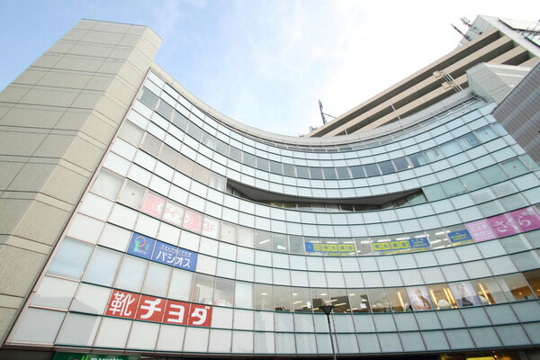 多彩な施設を持つ「ミレニティなかやま」は約58m（徒歩1分）。