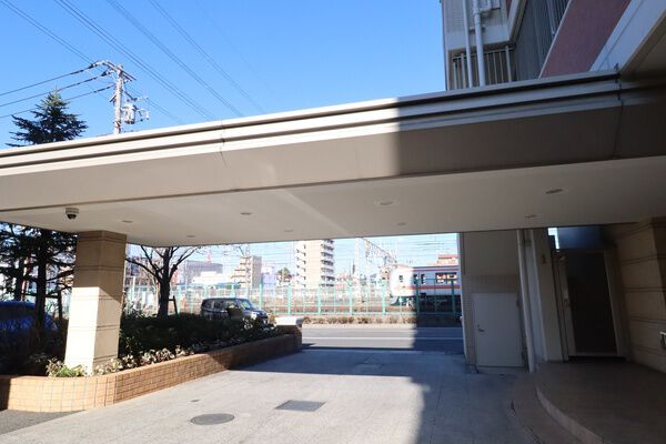 タクシーや車の乗り降りが快適な車寄せを設置。