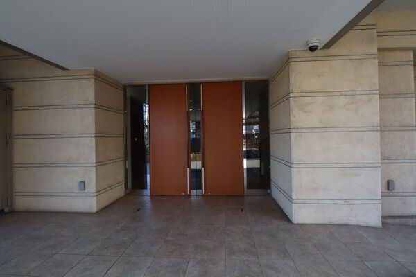 重厚なドアを開くと、いやしの空間エントランスホールと緑のインナーガーデンへ。