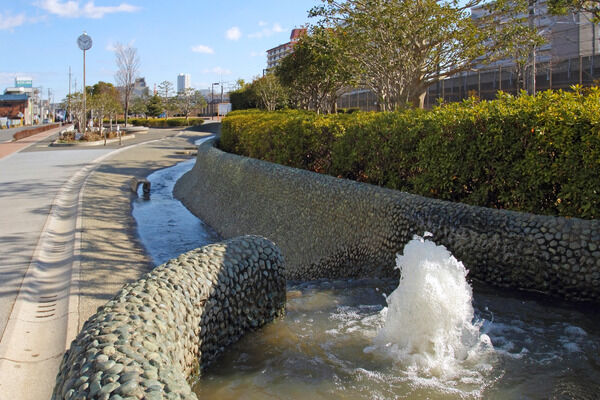 図書館も併設された「西船近隣公園」は、約900m（徒歩11分）。