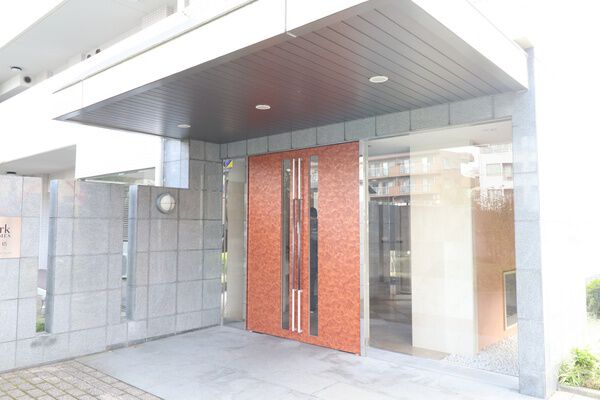 【パークホームズ西船橋サウス】8階建ての南側の棟。東側は5階建ての棟がおおらかに誇らかに佇む。