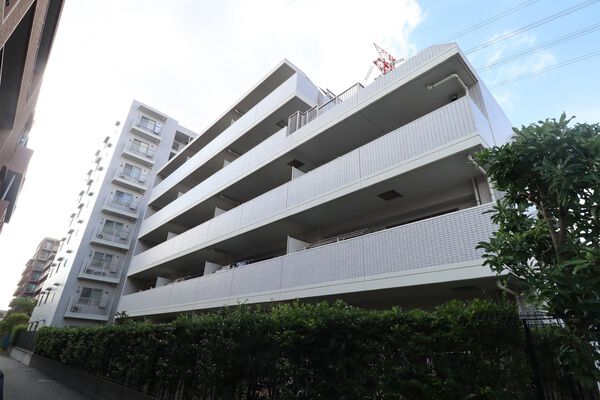 102台の自転車を駐輪できる駐輪場は、敷地内に完備。