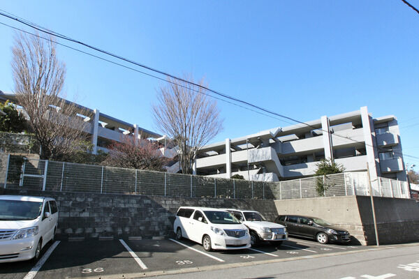 敷地内に設置されている37台収容の自動車駐車場。