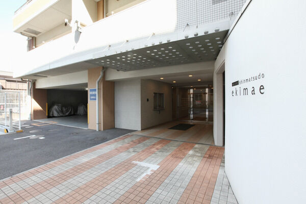 【パークホームズ新松戸駅前】エントランスと隣接した駐車場は使い勝手が良く、便利です。		