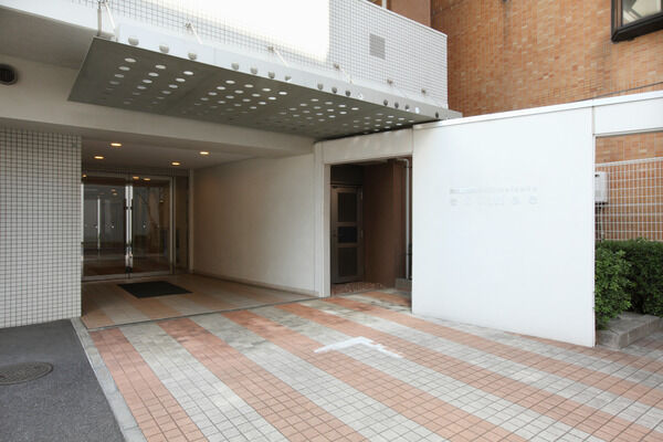 【パークホームズ新松戸駅前】右側の扉は中庭へ通じる入口。もちろんセキュリティには配慮しています。		