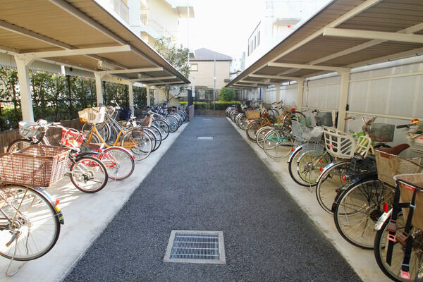 駐輪場は広くてゆったり。建物の北側にあります。		