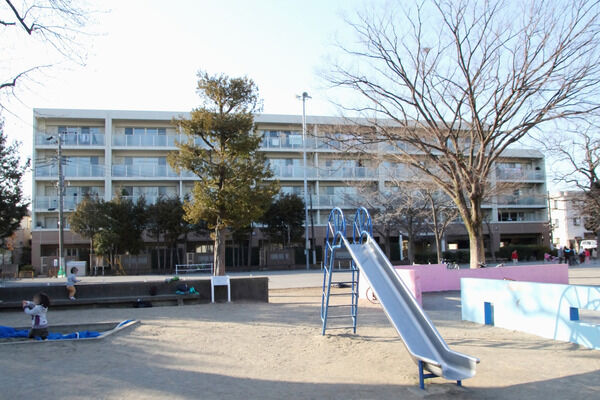 「つつみ公園」は目の前。約5m（徒歩1分）。		