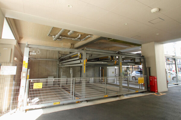 敷地内にある駐車場。明るく開放的な雰囲気です。		