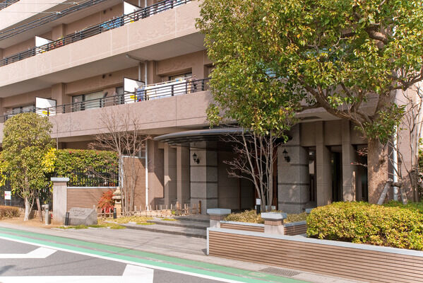 【松戸中央公園パークホームズ参番館】邸宅としての深みを醸し出す、エントランス入口。