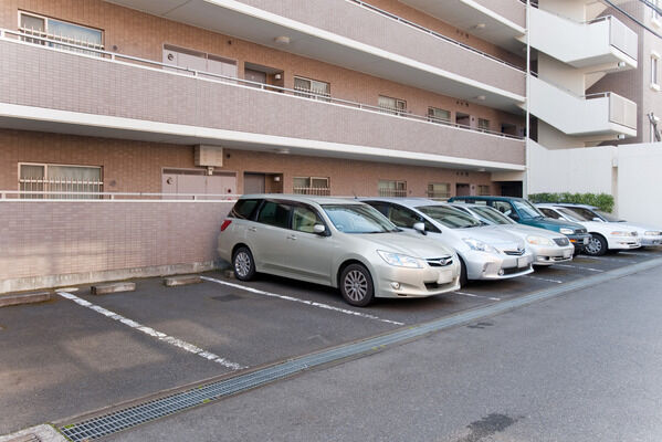 駐車場は、マンション前に設置。動線も分かれ安全です。