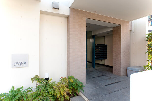 外部からの視線を遮り、独立性と動線に変化をつけプライバシーにも配慮。