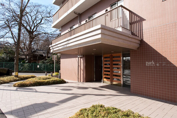 エントランス脇にはシンボルツリー。周りには背の低いクマザサを植え開放的に。		