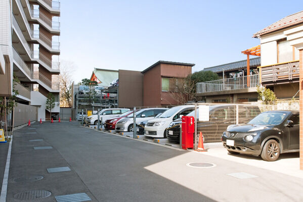 建物北側にある駐車場。出入り口は人車分離です。		