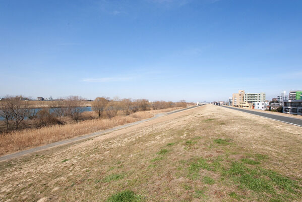 「江戸川河川敷」まで約100m（徒歩2分）。		