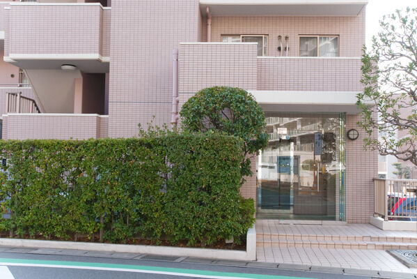 エントランスには、24時間対応宅配ロッカー・セキュリティシステムを完備。