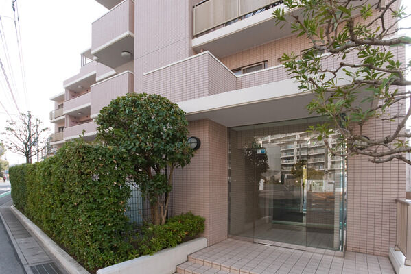 200角貼りのアプローチを抜けると気品に満ちたエントランスホールへ続きます。