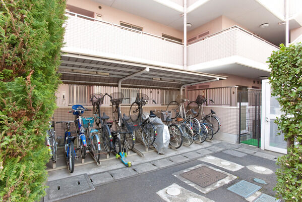 敷地内には、屋根付き自転車置き場を設置。