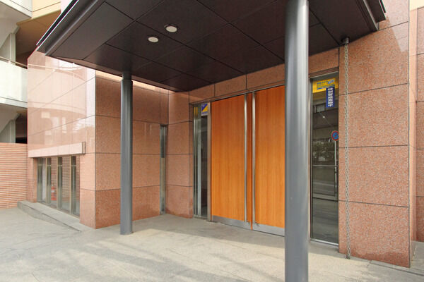 宅配ロッカー・オートロックシステムが配備されたエントランス。		