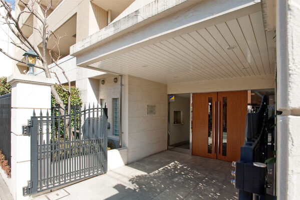 TVモニター付きインターホンで安心の暮らしを守ります。		 TVモニター付きインターホンで安心の暮らしを守ります。