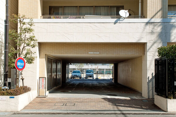 機械式三段駐車場の広々とした駐車場。		 機械式三段駐車場の広々とした駐車場。