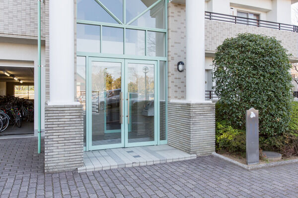 シルバーのマンションプレートが重厚感を感じさせる。		