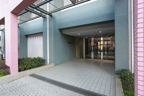 メインエントランスホールとエレベーターホールの床はタイルと大理石貼りです。		