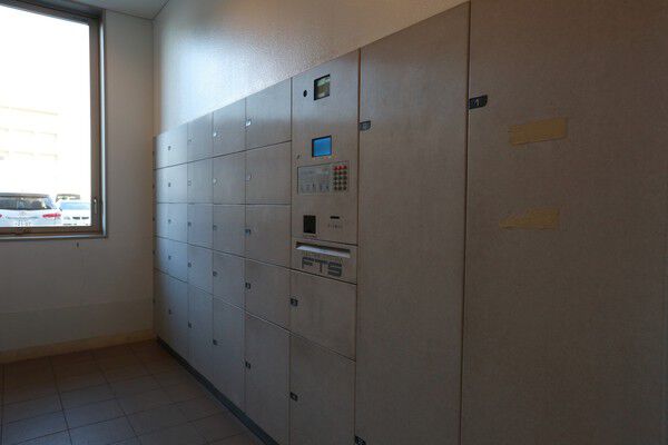 メインエントランスには宅配ロッカーを設置。昼間留守がちなご家庭でも安心です。		