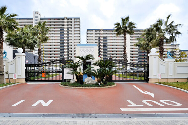 車両ゲート（駐車場出入口）も豪華な雰囲気。中央に管理人スペースがあります。		