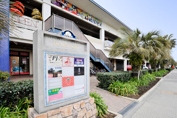 マンション1Fにはレストランやバーなどが入るショッピングモールがあります。		