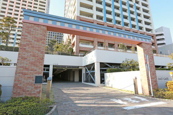 1階部分に瀟洒な門構えのある駐車場（全430戸分）をご用意しています。		