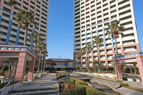 タワーの足元を水と緑、美しい造形でつつみこみ、「庭園の景観」を生み出します。		