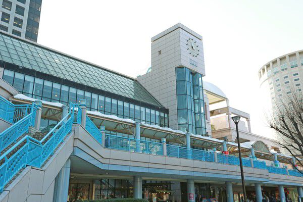 ショッピングセンター「モナ新浦安」は約80m（徒歩1分）。		