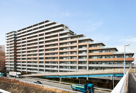 採光に優れ陽の光と風を取り込む雁行型設計。