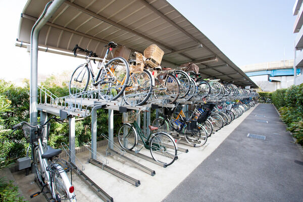 駐車場や駐輪場付近には、防犯カメラを設置。