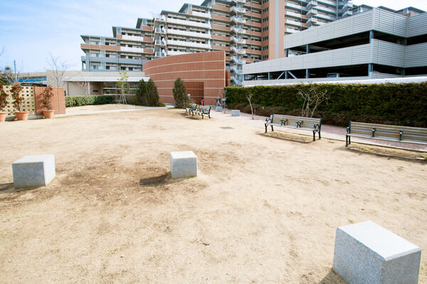 子供も大人も集う、ひろびろとした敷地内の広場。