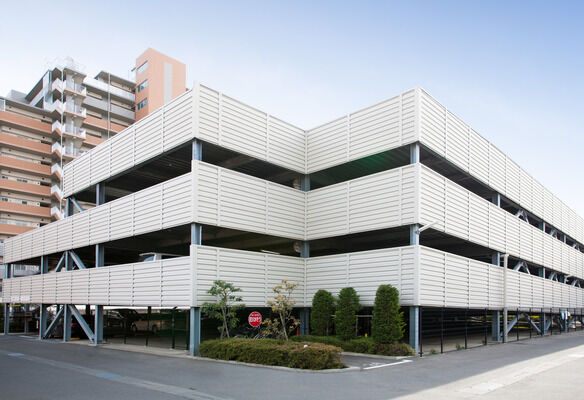 安全に考慮し、人と車の動線を分けた自動車駐車場。