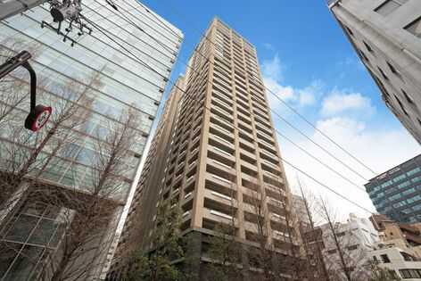 タワーの正面が、九段の社と向かい合う造り。		 タワーの正面が、九段の社と向かい合う造り。
