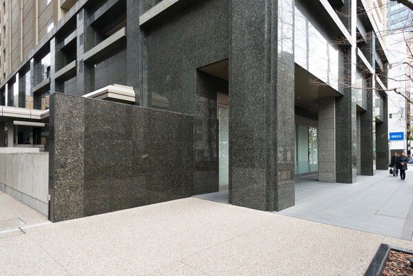 直線的で荘重な雰囲気を醸すエントランス付近。		 直線的で荘重な雰囲気を醸すエントランス付近。