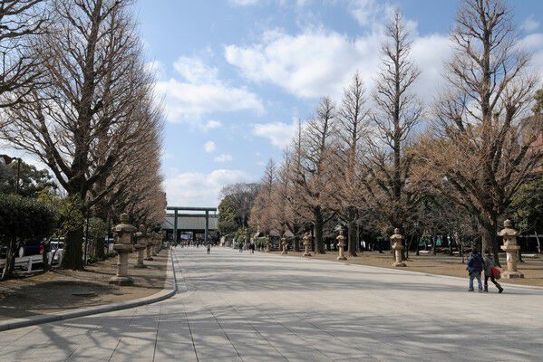 休日の憩いに。春には桜が咲き誇る「靖国神社」へは約1,300m(徒歩17分)。 休日の憩いに。春には桜が咲き誇る「靖国神社」へは約1,300m(徒歩17分)。