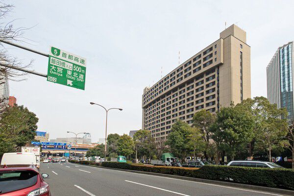 【セントラルプラザ】駐車場は外堀通りに面し、首都高速「飯田橋」入口までは約1,100m。		