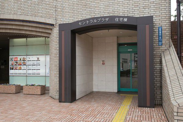 エントランスをぬけると、明るいホールが住まう人を出迎える。		