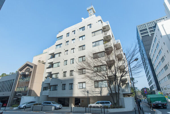 【麹町パークマンション】9階建の建物は、1階が共用スペース、2階から上に7タイプ13戸。		