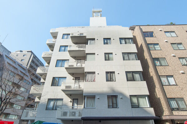 【麹町パークマンション】閑静な街並みの中に、シンプルながらモダンな建物の表情が目をひく。		