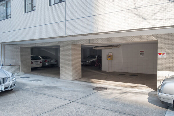 1階には12台分の駐車場を設けている。		