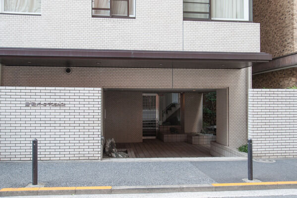 落ちついたモノトーンでまとめられたエントランス。		